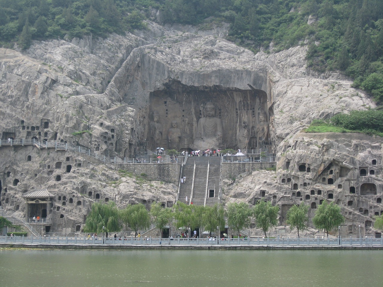 国庆龙门石窟景区，人山人海中的历史印记